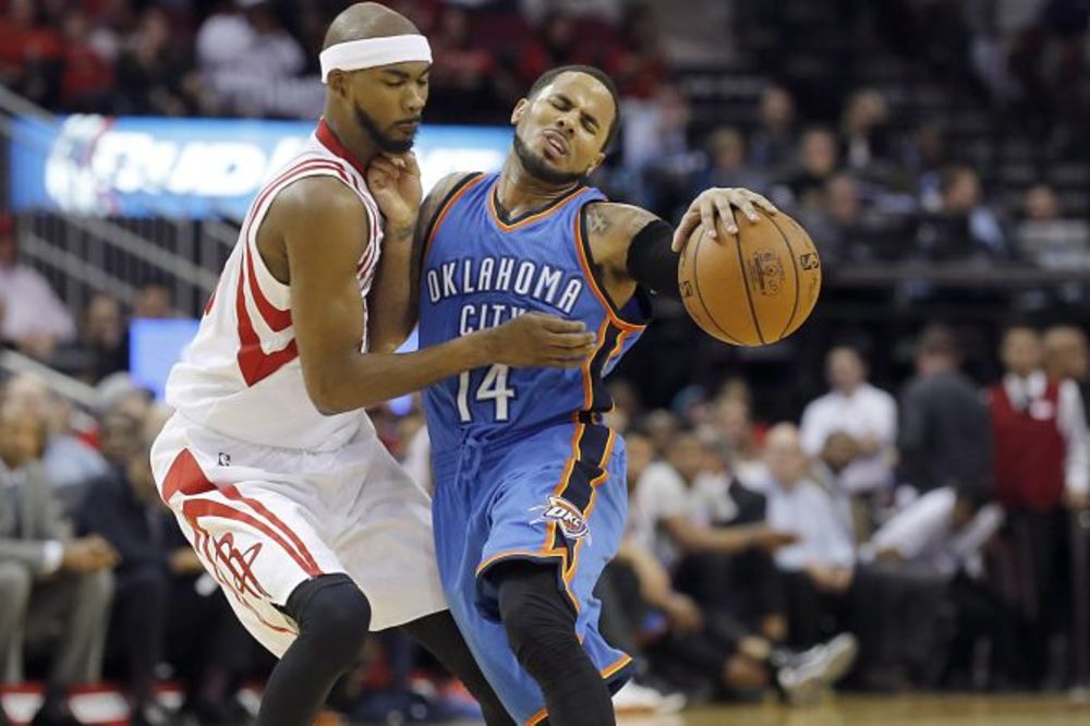 Novi potez u NBA je šestokorak: Mogao je da izađe iz dvorane, sudija verovatno to ne bi primetio?! (VIDEO)