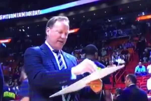 Trener Atlante crtao na tabli tokom tajm-auta, ali kome? Igrači su jednostavno zapalili! (VIDEO)