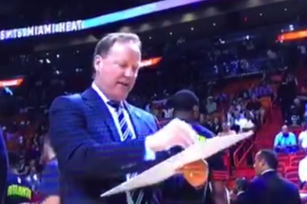 Trener Atlante crtao na tabli tokom tajm-auta, ali kome? Igrači su jednostavno zapalili! (VIDEO)