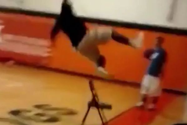 Nadamo se da mu je dobro: Ovo je najbolje neuspelo zakucavanje godine! (VIDEO)