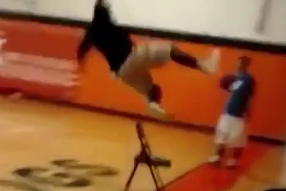 Nadamo se da mu je dobro: Ovo je najbolje neuspelo zakucavanje godine! (VIDEO)