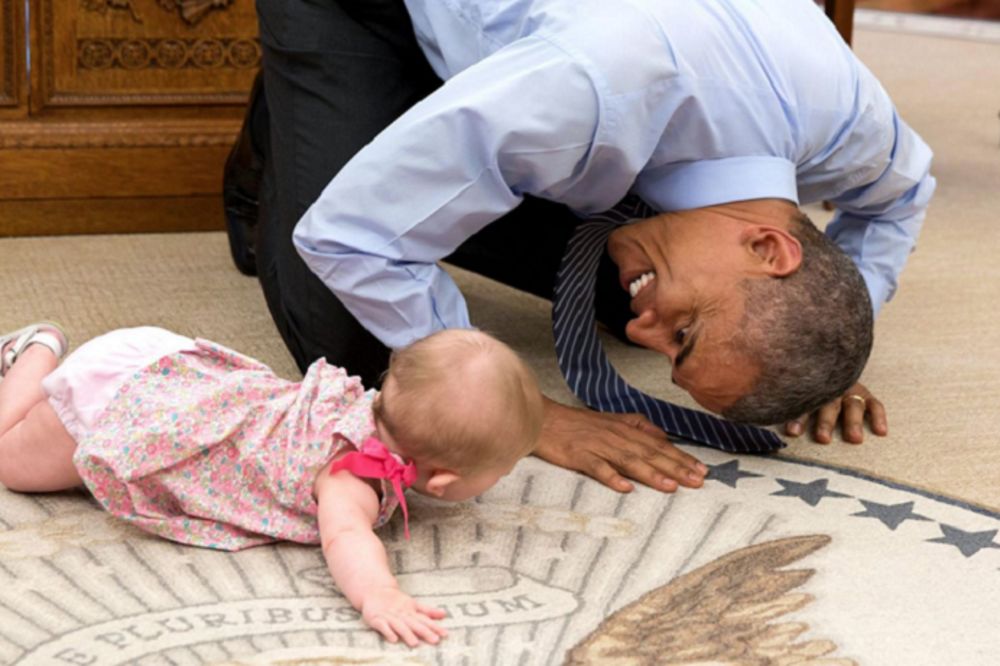 Nežna strana Obame: Predsednik Amerike je drugi čovek u društvu dece! (FOTO)