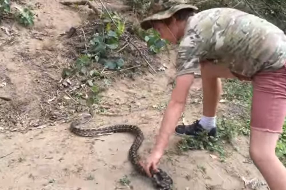Memedović ima naslednika: Ovaj klinac lovi životinje golim rukama! (VIDEO)
