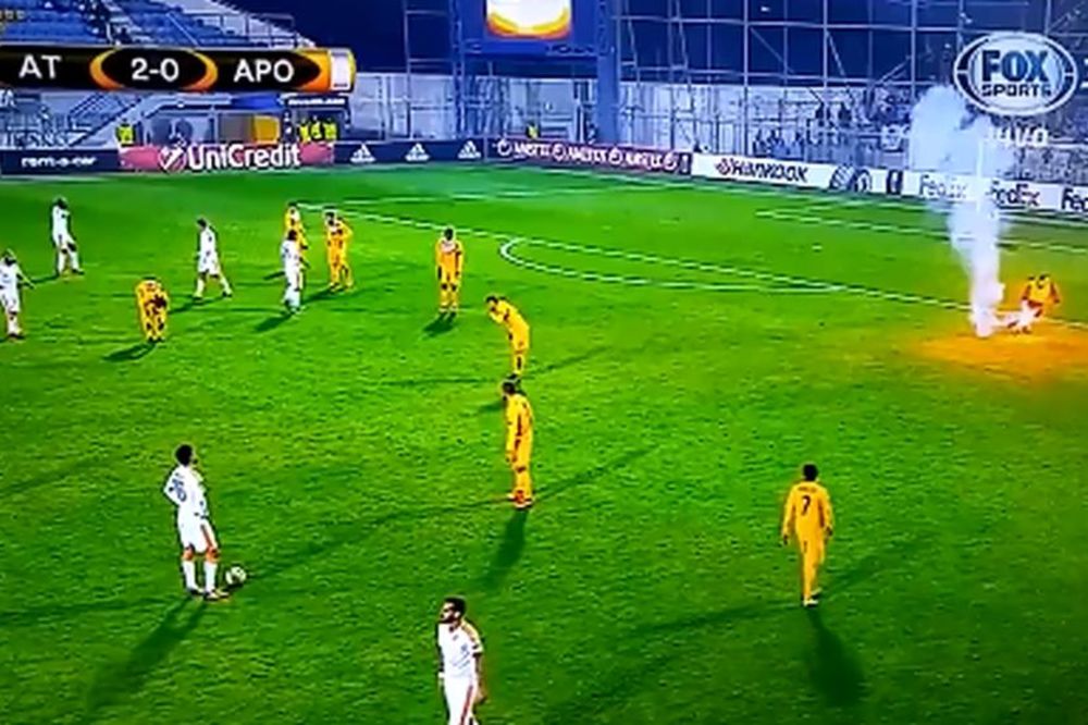 Navijači divljali i u Grčkoj: Utakmica Asteras - APOEL prekinuta zbog ubacivanja baklji! (VIDEO)