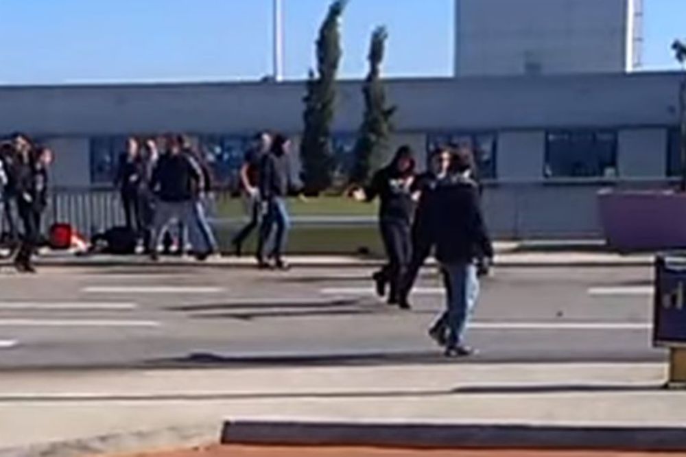 Snimak Delija iz Atine: Pogledaj kako leže, kukaju da su ih ostavili dečki! (VIDEO)