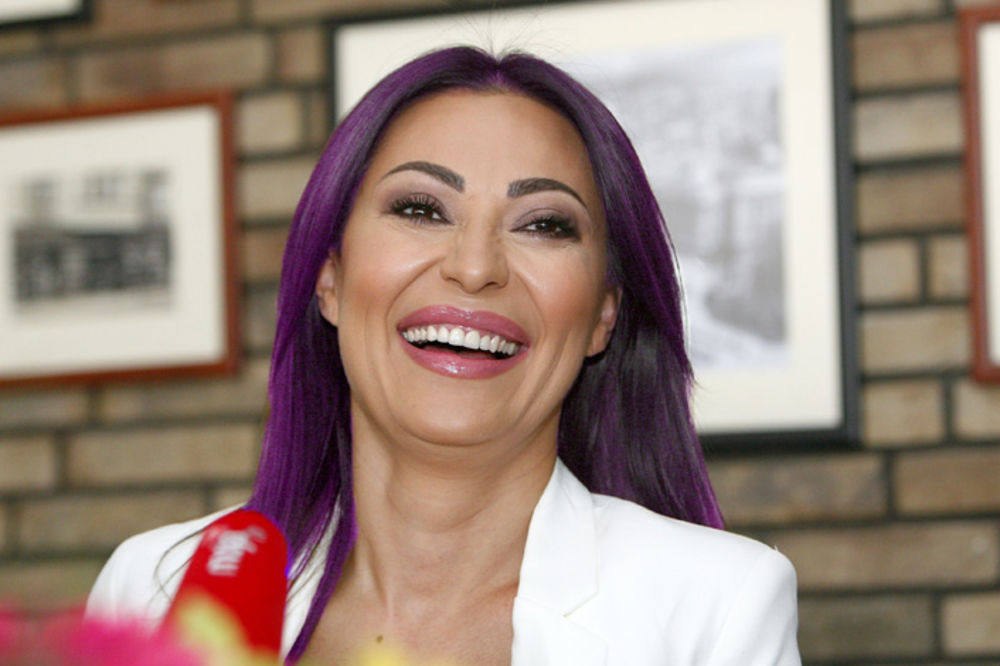 Ljubičasta Ceca? Ma, da li je ovo moguće? (FOTO)