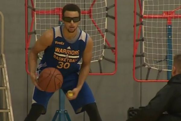 Šta to Stef Kari radi na treningu? Zvezda NBA lige na ozbiljnim mukama! (VIDEO)