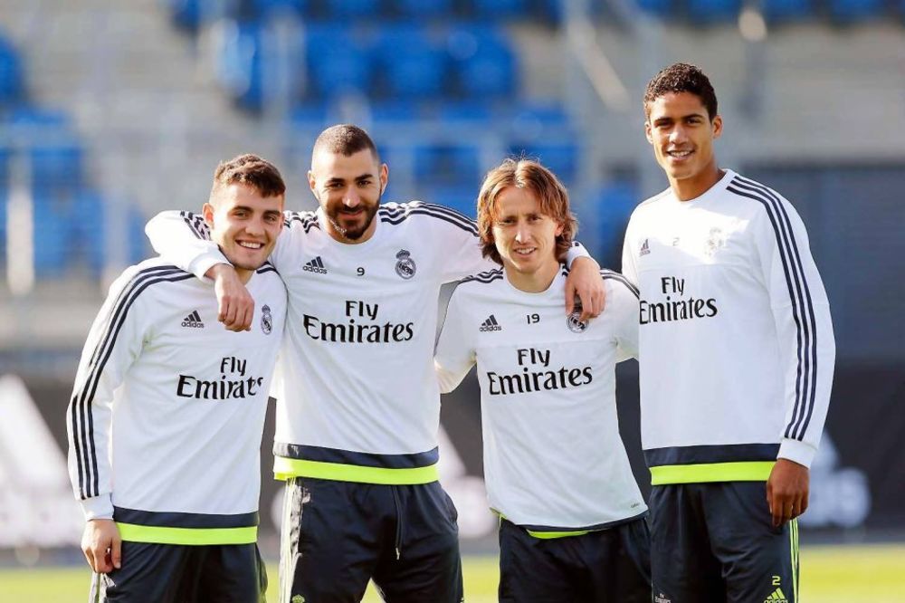 Dok svet bruji o hapšenju Benzeme, on uživa u kampu Real Madrida! (FOTO)