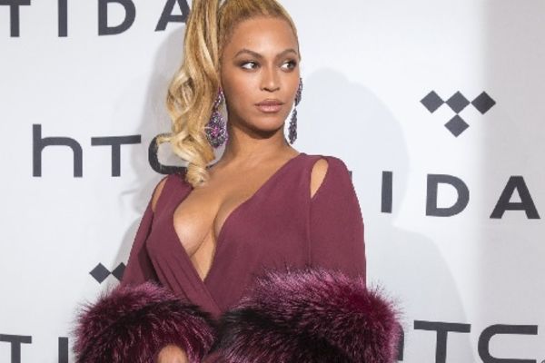 Ne oseća se seksi: Bijonse podigla grudi i uklonila strije? (FOTO)