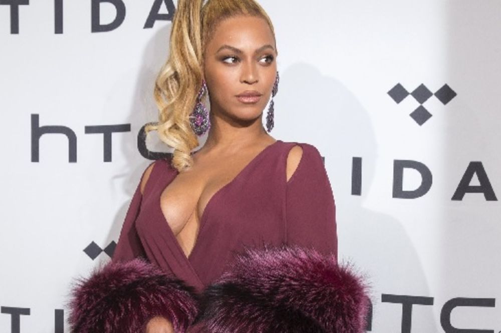 Ne oseća se seksi: Bijonse podigla grudi i uklonila strije? (FOTO)