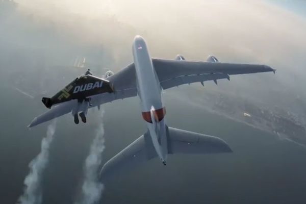 Ludaci ili Supermeni? Leteli pored aviona na 1.200 metara visine! (VIDEO)