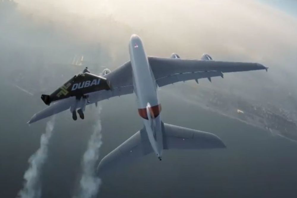 Ludaci ili Supermeni? Leteli pored aviona na 1.200 metara visine! (VIDEO)