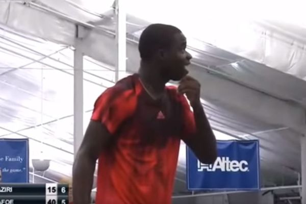 Dečko, a da razmisliš o drugom zanimanju dok je vreme! Ovo je teniski promašaj decenije! (VIDEO)