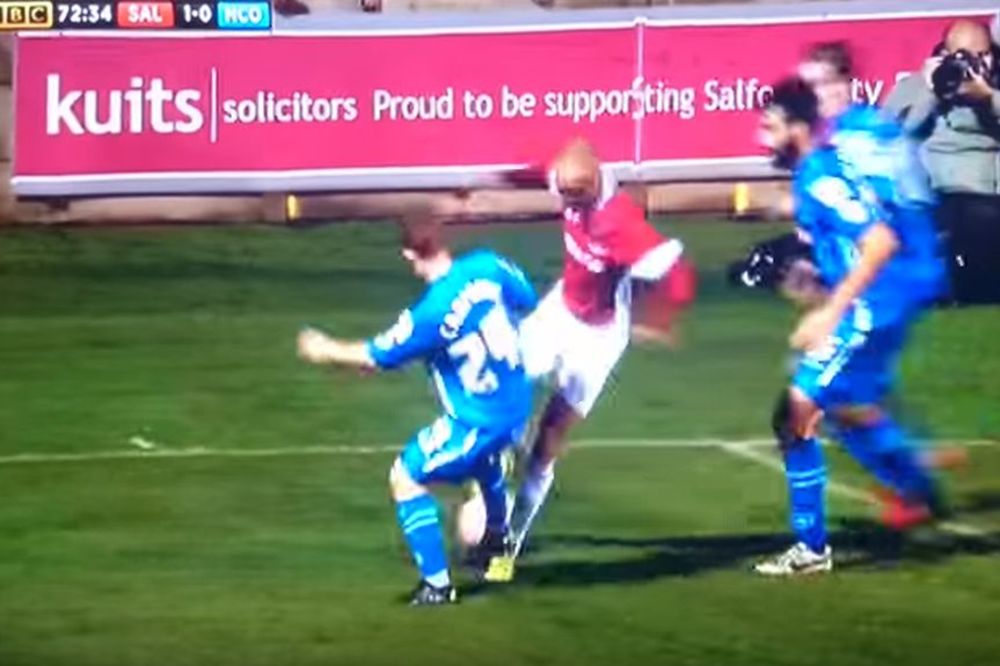 Bio je u bezizlaznoj situaciji okružen trojicom, a onda je usrećio Skolsa, Gigsa i braću Nevil! (VIDEO)