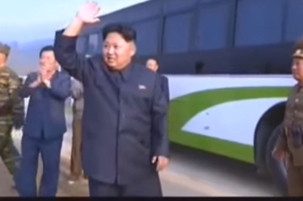 Ekstaza kakvu niste videli: Kim Džong Un maše narodu iz busa! (VIDEO)