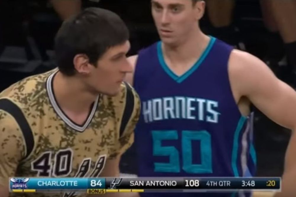 Pogled govori više od reči: Bobi u maskirnoj uniformi preplašio Psihopatu! (VIDEO)