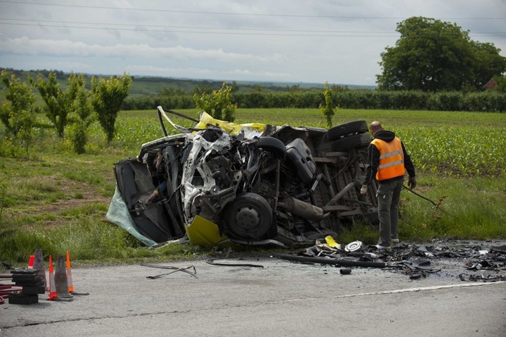 Tragedija kod Požege: Maloletnik poginuo u smrskanoj hondi, suvozač teško povređen!