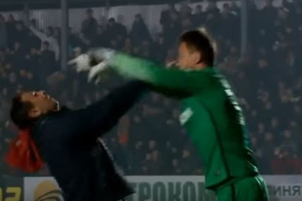 Obračun golmana Šahtjora i navijača koji ga je napao! (VIDEO)