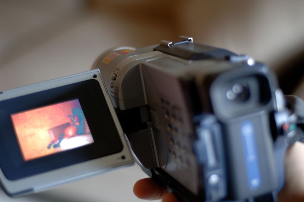 Porno ucene drmaju Srbiju! Procvetao novi biznis! (FOTO)