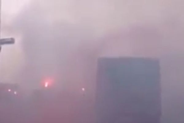 Navijači Fejnorda priredili scenu iz pakla fudbalerima Ajaksa ispred stadiona! (FOTO)