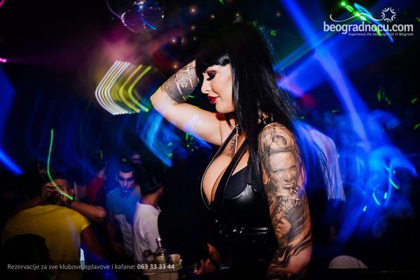 Vratila se Anđela Veštica! Srpska porno klaberka opet hara klubovima! (FOTO)