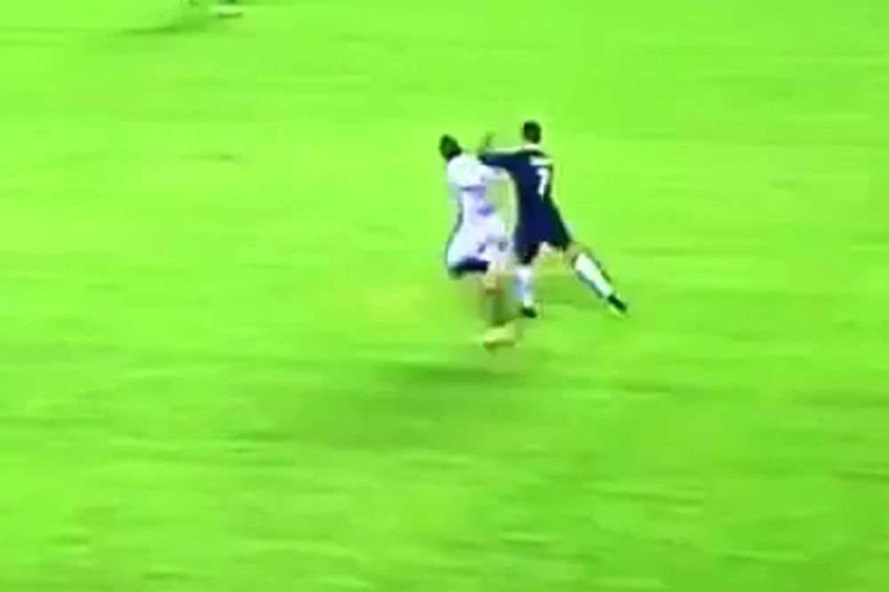 Sada ga još više mrze: Frustrirani Ronaldo s leđa pesnicom udario protivnika! (VIDEO)