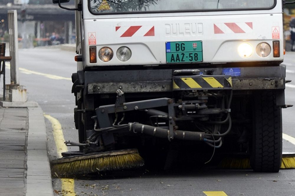 Šta mislite, čime ovo Makedonci prskaju ulice? (FOTO)