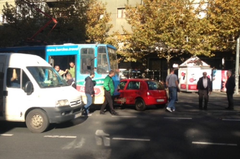 Tramvaj se zakucao u auto: Haos u centru Beograda! (FOTO)