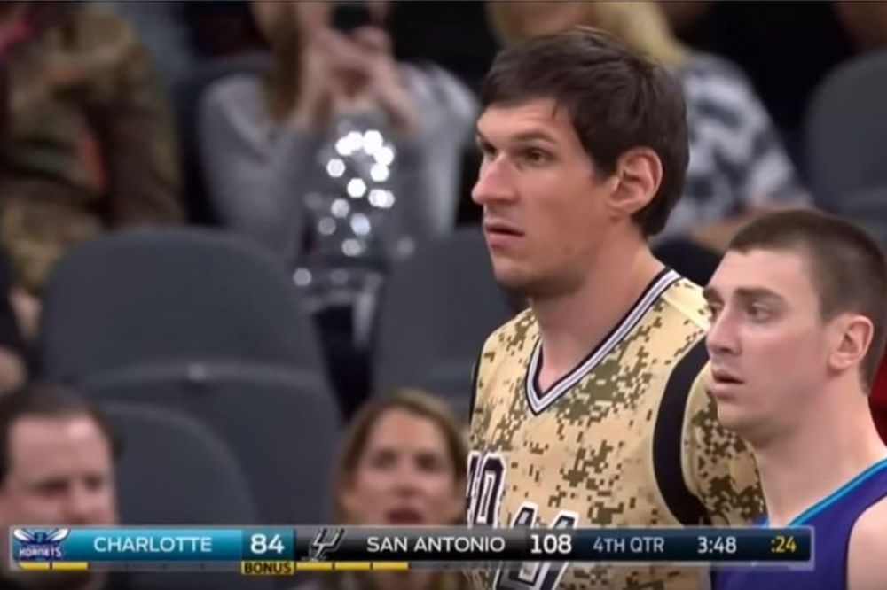 Meme godine: Šta sve NBA igraču prođe kroz glavu kad Bobi Marjanović stane pored njega? (FOTO)