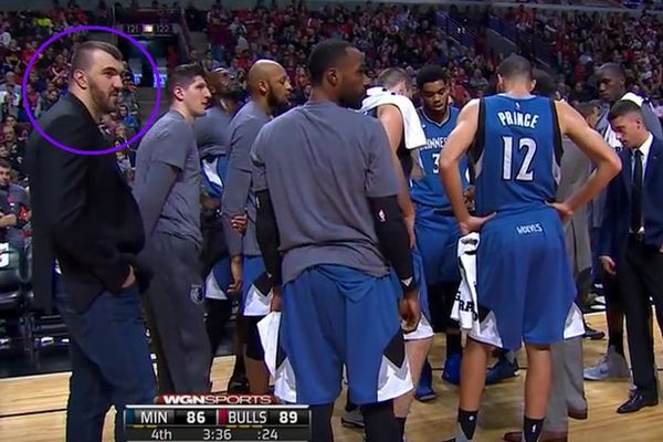 Pekmene, šta to radiš, sram te bilo?! Dok trener priča o taktici, on snima čirlidersice! (VIDEO)