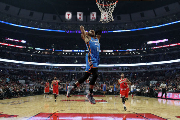 Njegova zakucavanja su kao i njegova ekipa, udari groma! (VIDEO)