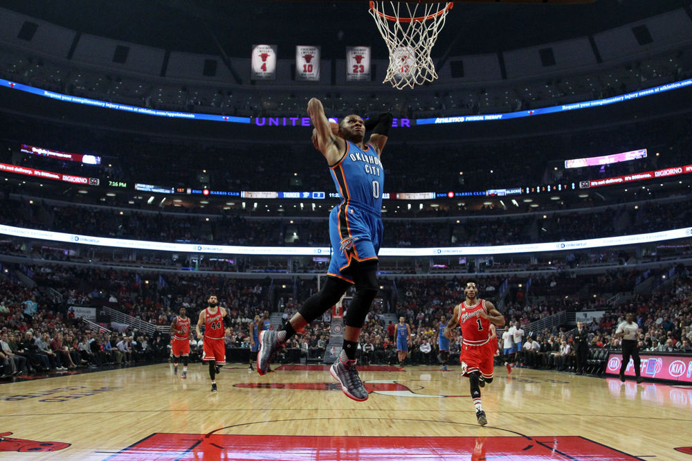 Njegova zakucavanja su kao i njegova ekipa, udari groma! (VIDEO)