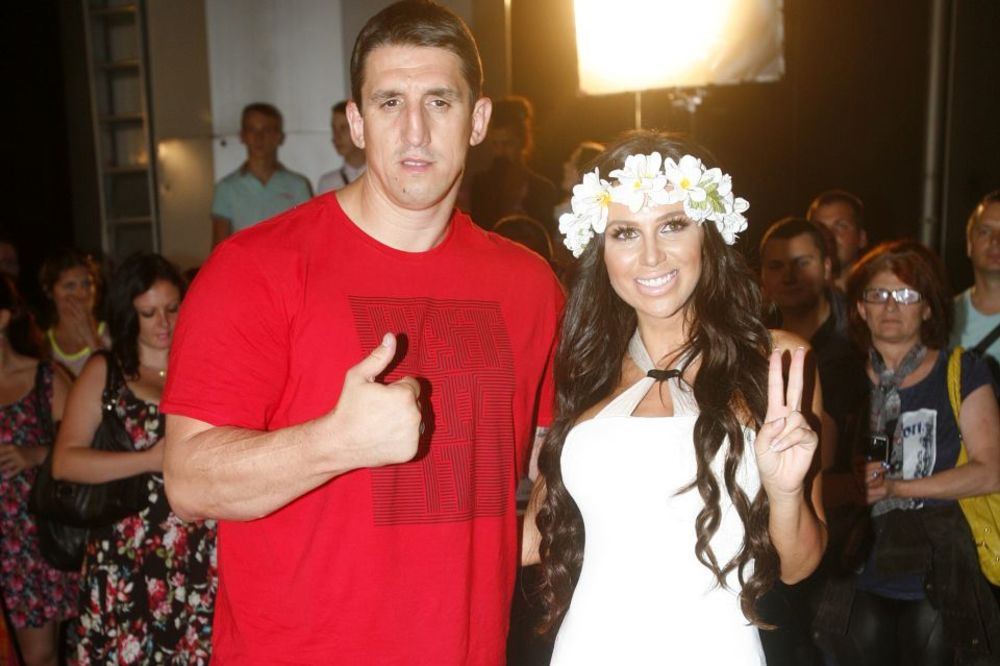 Uhvaćeni na delu: Kristijan i Stanija se poljubili na Farmi! (FOTO) (VIDEO)