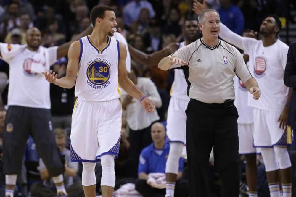 Kari može sve, pa i da doda loptu samom sebi! (VIDEO)