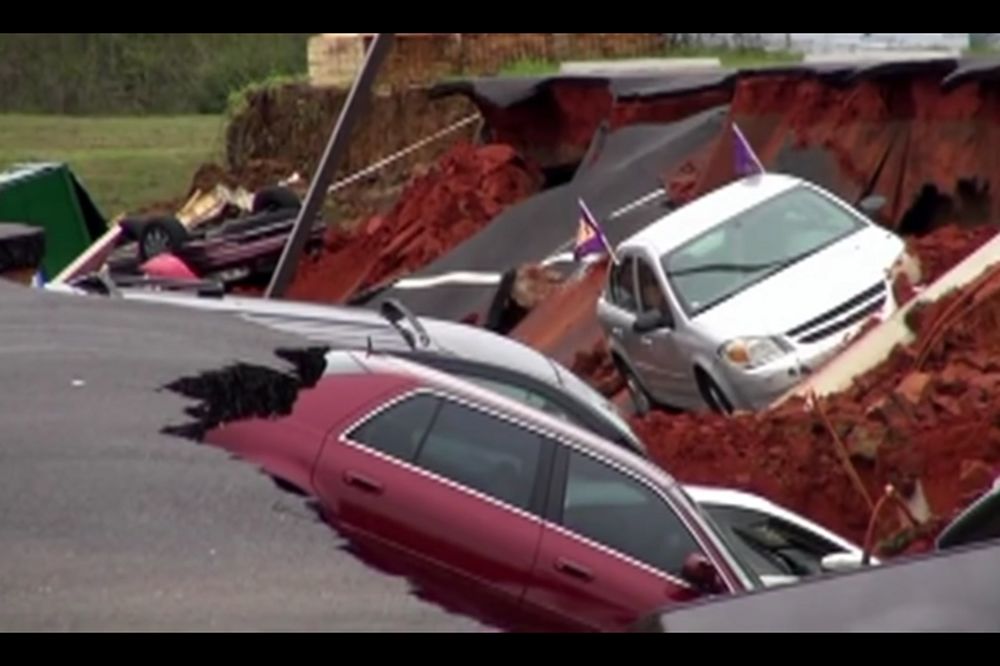 Jeziva provalija guta automobile u Misisipiju! (VIDEO)