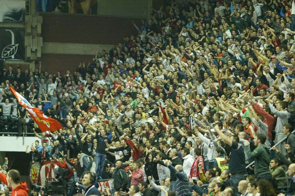 Albanci izboli navijače Zvezde u Skoplju: Jedan je hitno operisan!