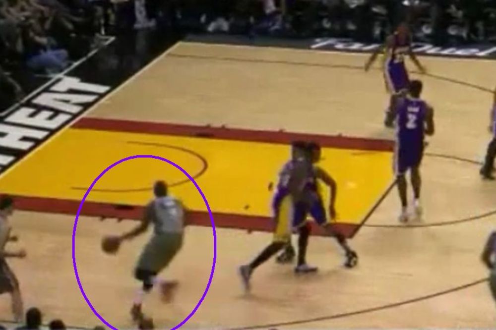 Zašto se Lejkersi raspadaju? Pogledajte gde je igrač sa loptom, a šta oni rade u odbrani! (VIDEO)