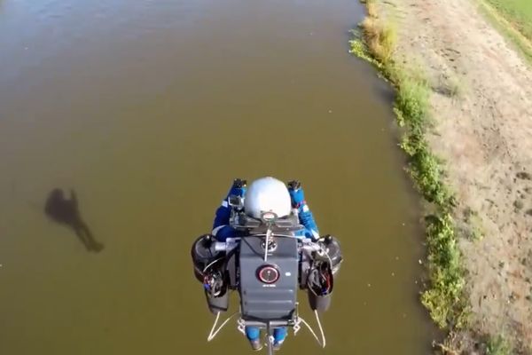 Da, moguće je i ne trebaju ti krila: Obuci džetpek i poleti! (VIDEO)