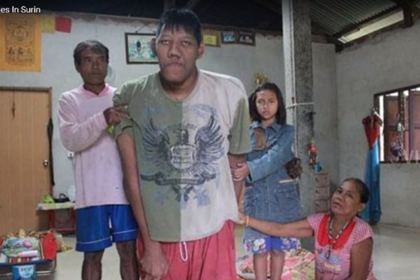 Najviši čovek na svetu preminuo na Tajlandu sa samo 26 godina! (VIDEO)