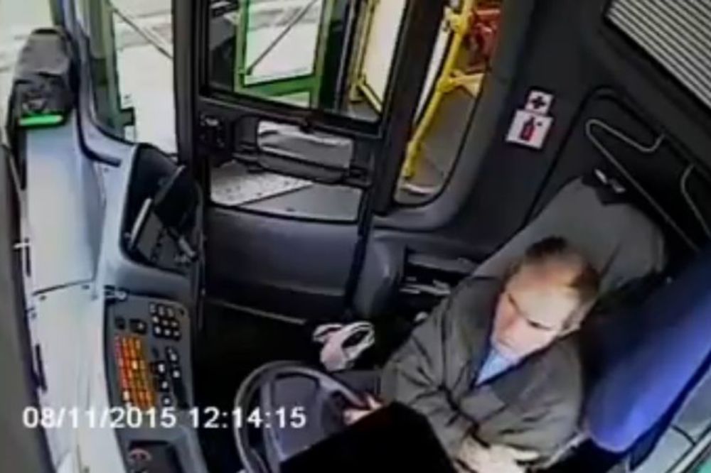 Zaspao za volanom gradskog autobusa, pa se zakucao u banderu (VIDEO)