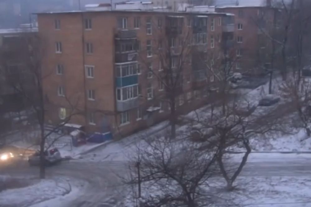 Samo proklizaj i okreni se: Automobili naslagani kao na igrici (VIDEO)