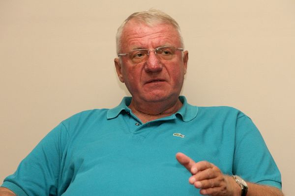 Šešelj luduje po Tviteru: Starlete su moralne gromade u odnosu na analitičare! (FOTO)