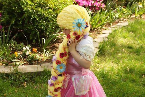 Prava duša: Mama koja pravi Dizni perike za decu obolelu od raka! (FOTO)