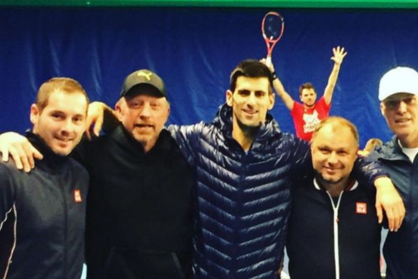 Pronađite uljeza na slici: Ko to pokušava da upadne u Novakovo društvo? (FOTO)