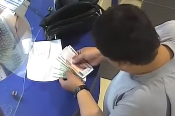Uspeo da ukrade novac iz menjačnice, a da to niko ne primeti (VIDEO)