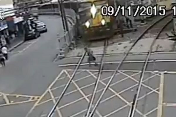 Izbegao smrt za milimetar: Dekica rešio da potpuno iskulira voz! (VIDEO)