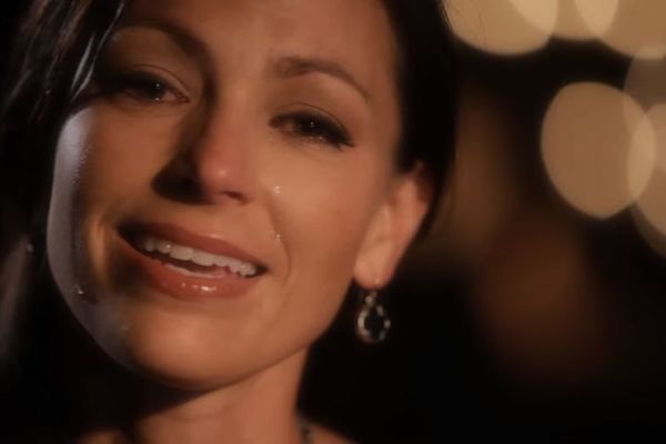 Pevačica obolela od raka čeka smrt sa svojom bebom u naručju (FOTO) (VIDEO)