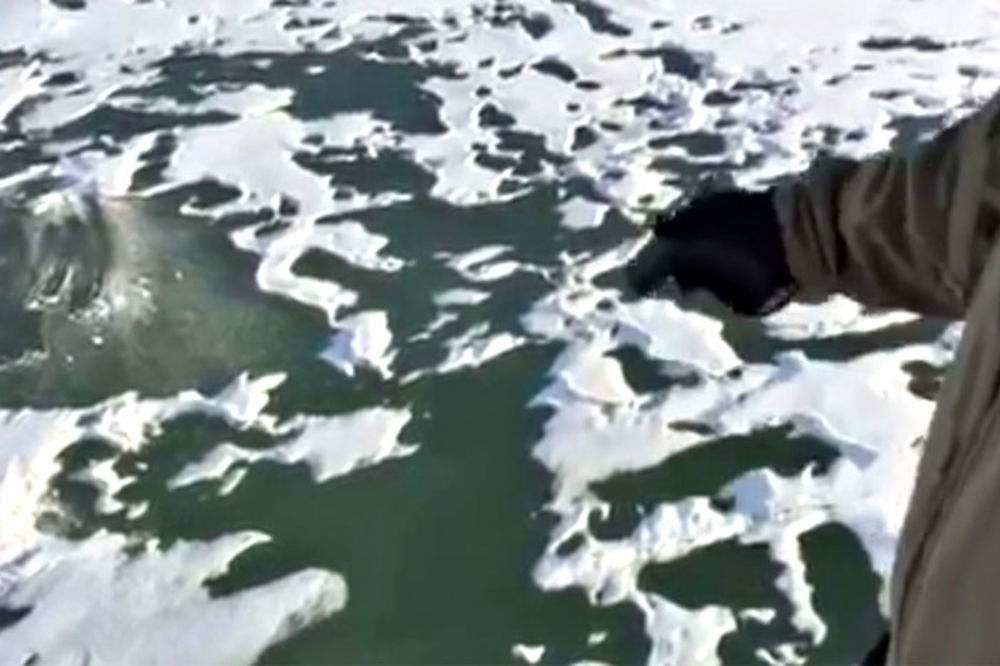 Iz pištolja opalio u zaleđeno jezero: Ono što se desilo duboko će vas zamisliti (VIDEO)