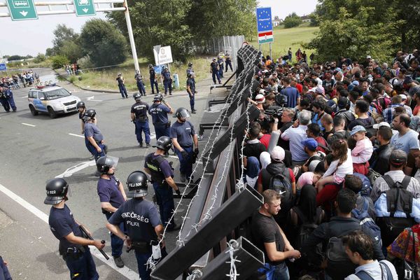 HORGOŠKI UVOD U PAKAO: Mađarska uvela VANREDNO STANJE, Migranti ŠTRAJKUJU GLAĐU (FOTO) (VIDEO)