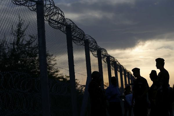 Izbeglice SEKU ŽICU, Mađari počeli da ih PRIVODE!